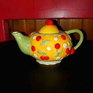 ONEIDA Teapot yellow with cherries Oneida